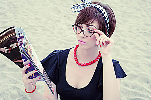 年轻,女人,头像,戴着,眼镜,读,杂志,海滩,意大利