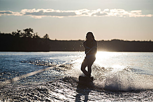 女孩,滑水,发光,阳光,后面,湖,木头,安大略省,加拿大
