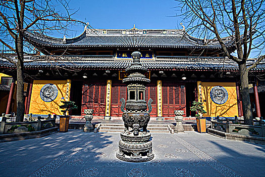 上海龙华寺的三圣宝殿