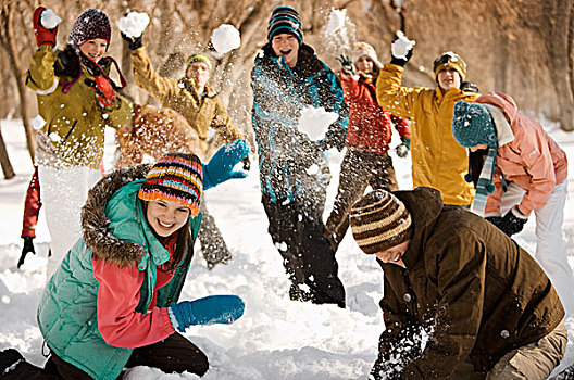 群體,年輕人,男孩,女孩,打雪仗