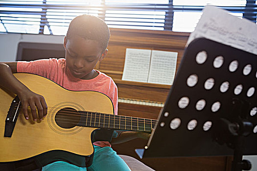 男孩,弹吉他,坐,教室,学校