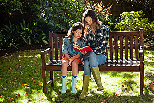 女人,读,书本,女儿,坐,木制长椅,后院