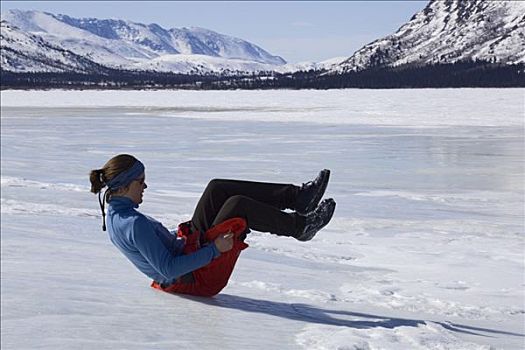 女人,玩,滑动,冰,山,仰视,溢出,冰川作用,岸边,鱼,湖,育空地区,加拿大