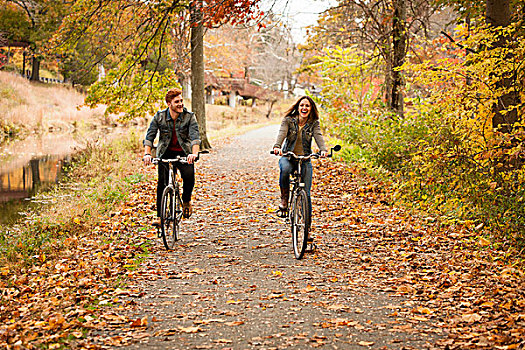 高兴,年轻,情侣,骑自行车,河边,秋天