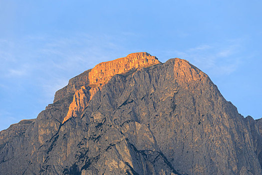 高原山脉山顶岩石和清晨的阳光
