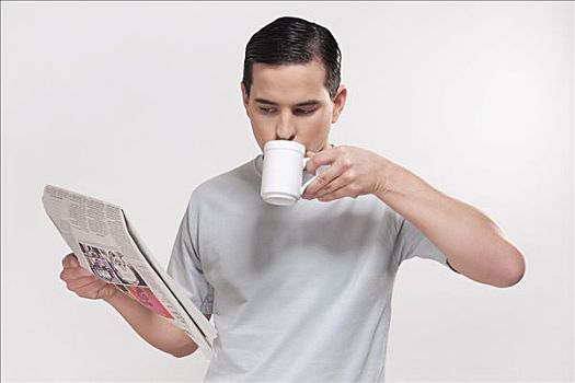特写,一个,男人,读,报纸,喝咖啡