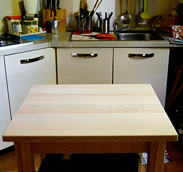 木桌子,模糊背景,厨房