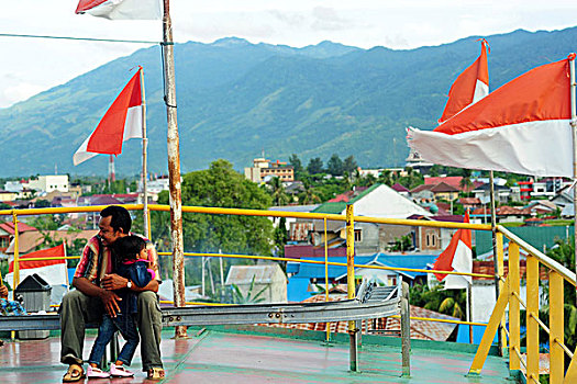 indonesia,sumatra,banda,aceh,people,remembering,the,tsunami,at,top,of,ship,found,5km,inland,with,indonesian,flag