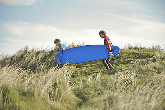 两个,少年,走,沙丘,拿着,冲浪板