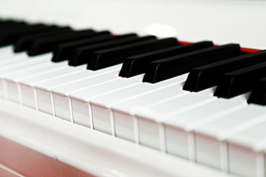 白色的钢琴的琴键