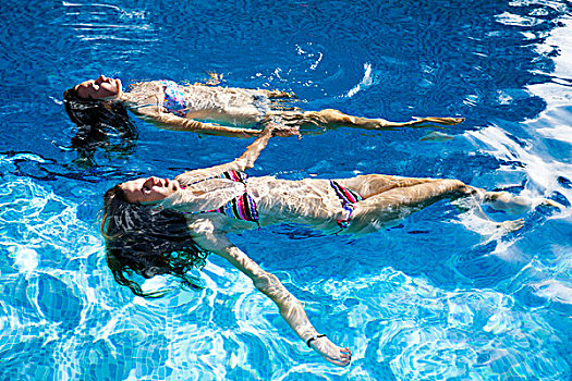 两个,少女,漂浮,游泳池