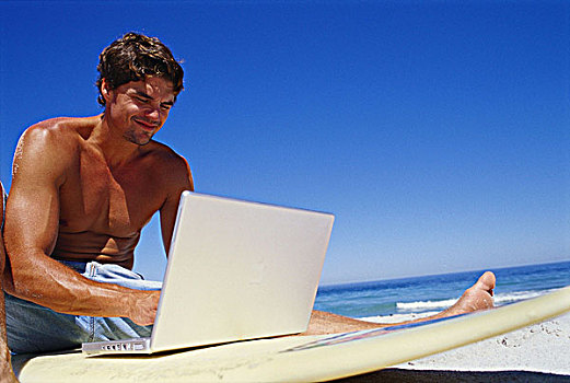 仰视,男青年,笔记本电脑,冲浪板
