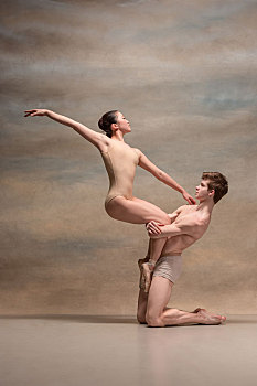 情侣,跳芭蕾,姿势,上方,灰色背景