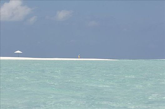 女人,走,海滩,远景,岛屿,南方,阿里环礁,马尔代夫,印度洋