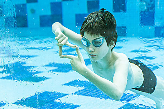 男孩,戴着,护目镜,游泳,水下,游泳池,手指框
