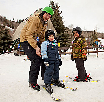 一个,男人,两个男孩,戴着,滑雪,头盔,滑雪区,赤鹿,艾伯塔省,加拿大