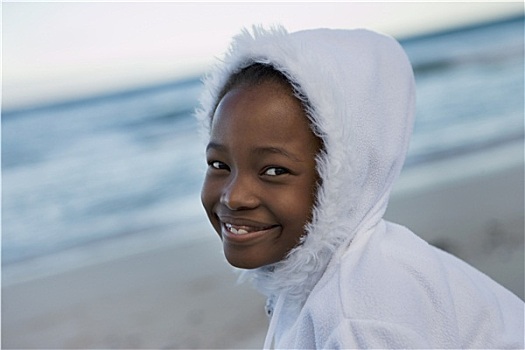 女孩,8-10岁,穿,白色,上面,帽子,蹲,海滩,微笑,头像,特写,倾斜