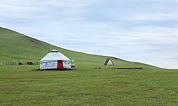 山坡与蒙古包
