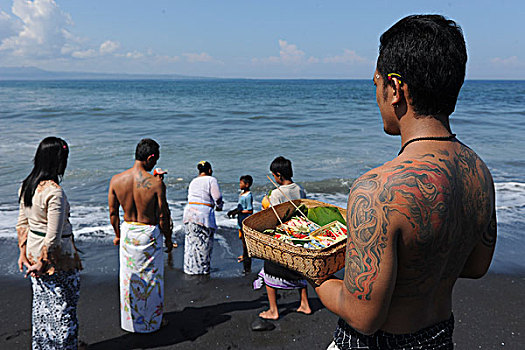 印度尼西亚,巴厘岛,典礼,海滩,年轻,纹身,男人,拿着,供品