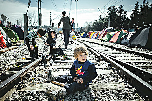 难民,露营,希腊,马其顿,边界,小男孩,坐,轨道,车站,中马其顿,欧洲