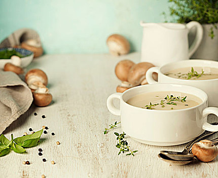 乳脂,蘑菇汤,木桌子