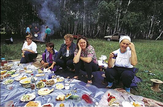 烧烤,野餐,坐,女人,牧场,草,午餐,西伯利亚,俄罗斯,第三世界