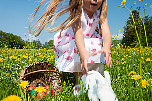 小女孩,爱抚,复活节兔子,草地,春天