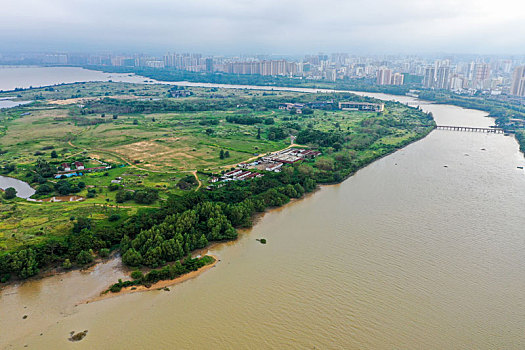 航拍海南海口府城镇农场,南渡江水道沙洲岛屿