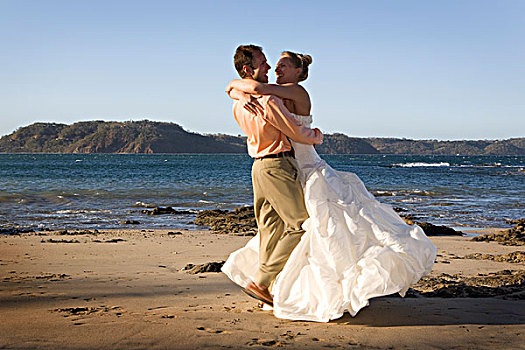 新郎,新娘,搂抱,海滩