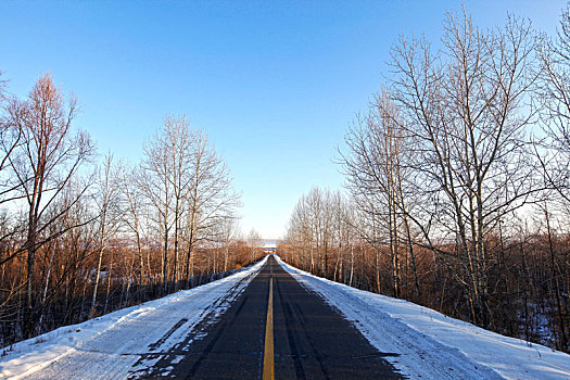 内蒙古呼伦贝尔公路雪景