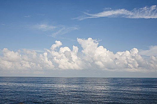 蓝天白云的海