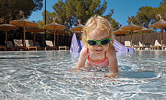 女孩,2岁,自由式游泳,水中,游泳池,福门特拉岛,巴利阿里群岛,西班牙,欧洲