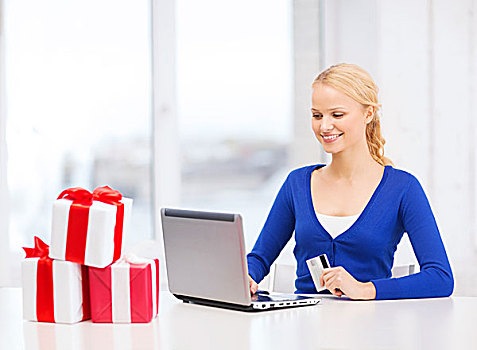 圣诞节,圣诞,网上购物,概念,微笑,女人,礼盒,笔记本电脑,信用卡