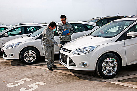 重庆长安民生物流股份有限公司员工正在对储运前的车辆进行外观检查