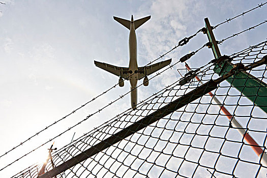 飞机,接近,机场,飞,上方,栅栏,法兰克福,黑森州,德国,欧洲