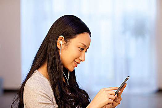 年轻女子用手机听音乐