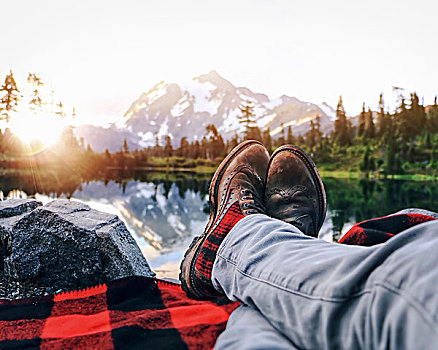 一个人,躺着,地毯,牛仔裤,靴子,看,日落,山,风景