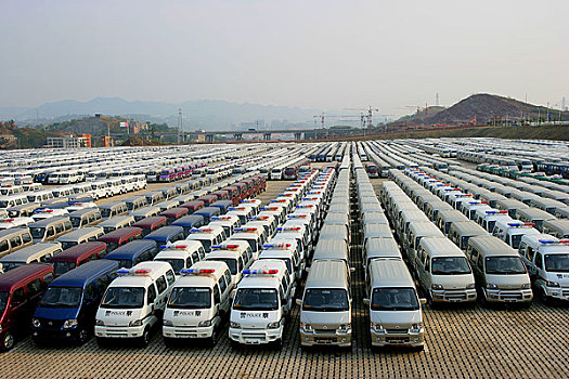 大批的长安汽车在重庆长安民生物流公司等待出库