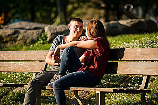 坐,夫妇,公园长椅,面对面,微笑
