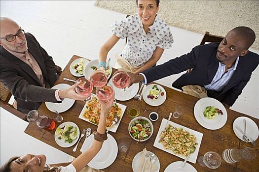 俯拍,两个男人,两个女人,坐,餐桌,祝酒,葡萄酒,眼镜