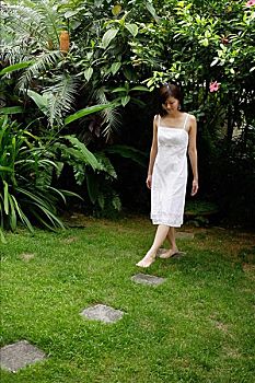 女人,白色长裙,踩踏,石头,花园