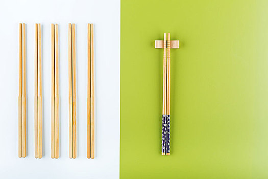 白背景上的木质筷子,提倡使用公筷创意图片
