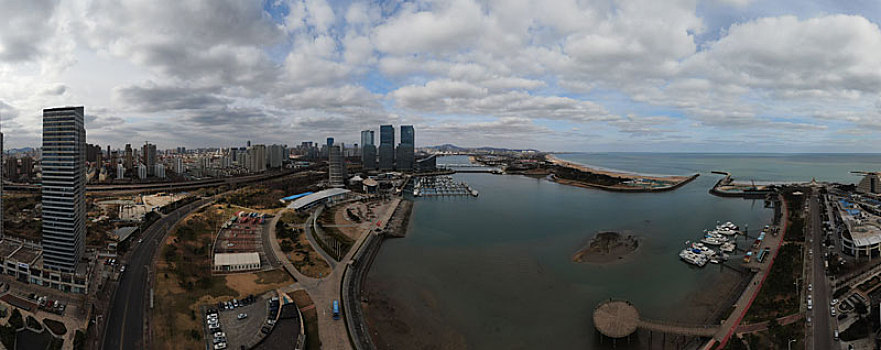 山东省日照市,百米高空俯瞰万平口风景区,蓝天白云掩映下的港城美不胜收