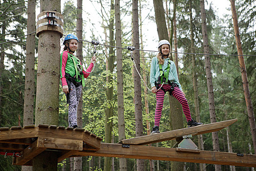 两个女孩,攀登,公园,卡罗维瓦里,区域,波希米亚,捷克共和国,欧洲