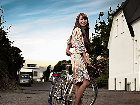女人,推,自行车,乡村道路