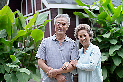 站在屋子前的恩爱老夫妻