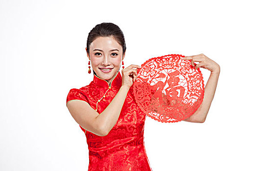 棚拍身穿中国传统服装的年轻女人和剪纸