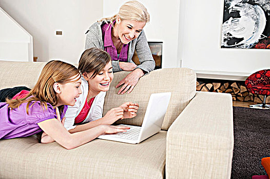 两个女孩,笔记本电脑,沙发,祖母,站立,旁侧