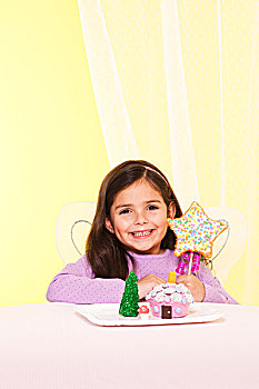 小女孩,拿着,星形,蛋糕,靠近,盘子,精灵蛋糕,树