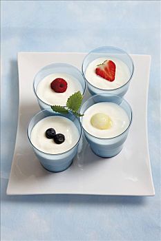 四个,蓝色,杯子,酸奶,盘子,水果,树莓,草莓,蓝莓,小,瓜球